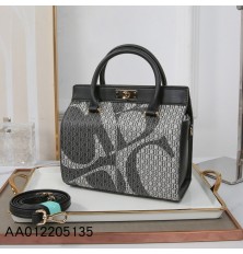 Luxurious square leather bag
