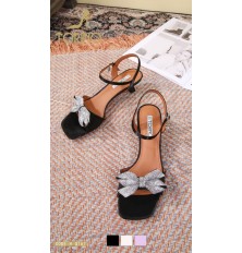Low-heeled sandals with a...