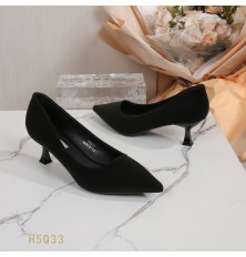 Classic low-heeled shoes