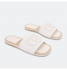 x2374 Distinctive slippers...