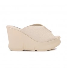 Luxurious peep-toe wedges...